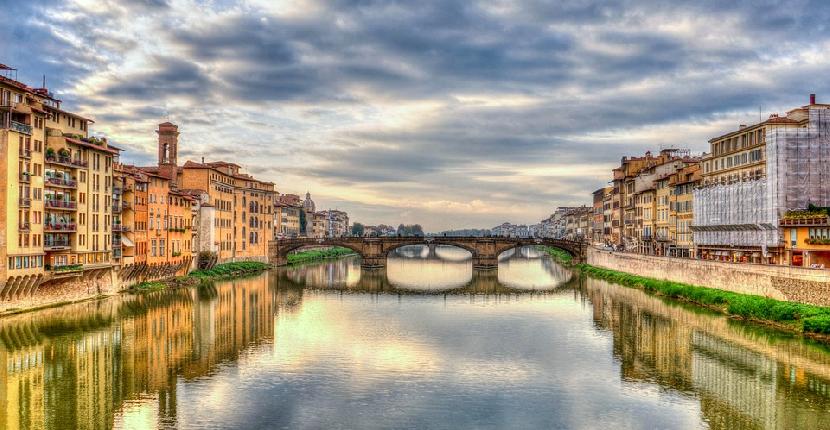 El río Arno y sus ciudades de la toscana