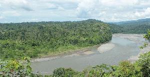 Río Aguarico y su puente colgante en Ecuador