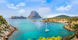 Conocer la isla de Ibiza desde el mar